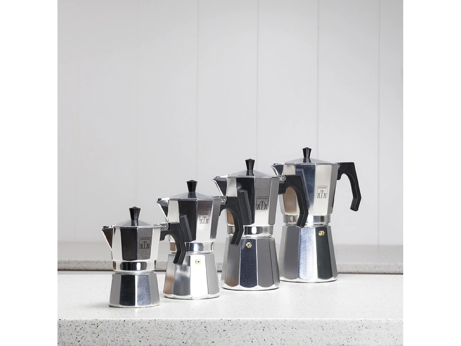 Cecotec Cafetière Italienne MokClassic. Aluminium fondu de Haute qualité, Convient pour cuisinières à gaz, électriques ou vitrocéramiques Shiny, MokClassic 300