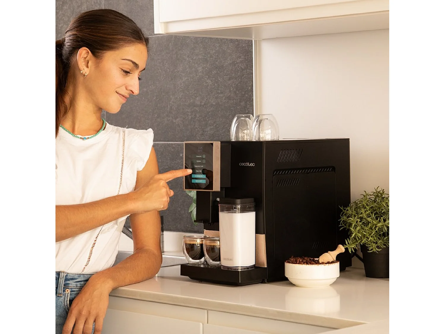 Cecotec Macchina da caffè superautomatica compatta da 19 bar, serbatoio del latte e sistema Thermoblock.