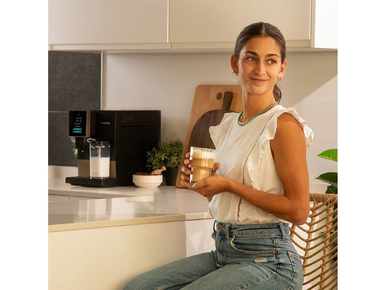 Cecotec Macchina da caffè superautomatica compatta da 19 bar, serbatoio del latte e sistema Thermoblock.