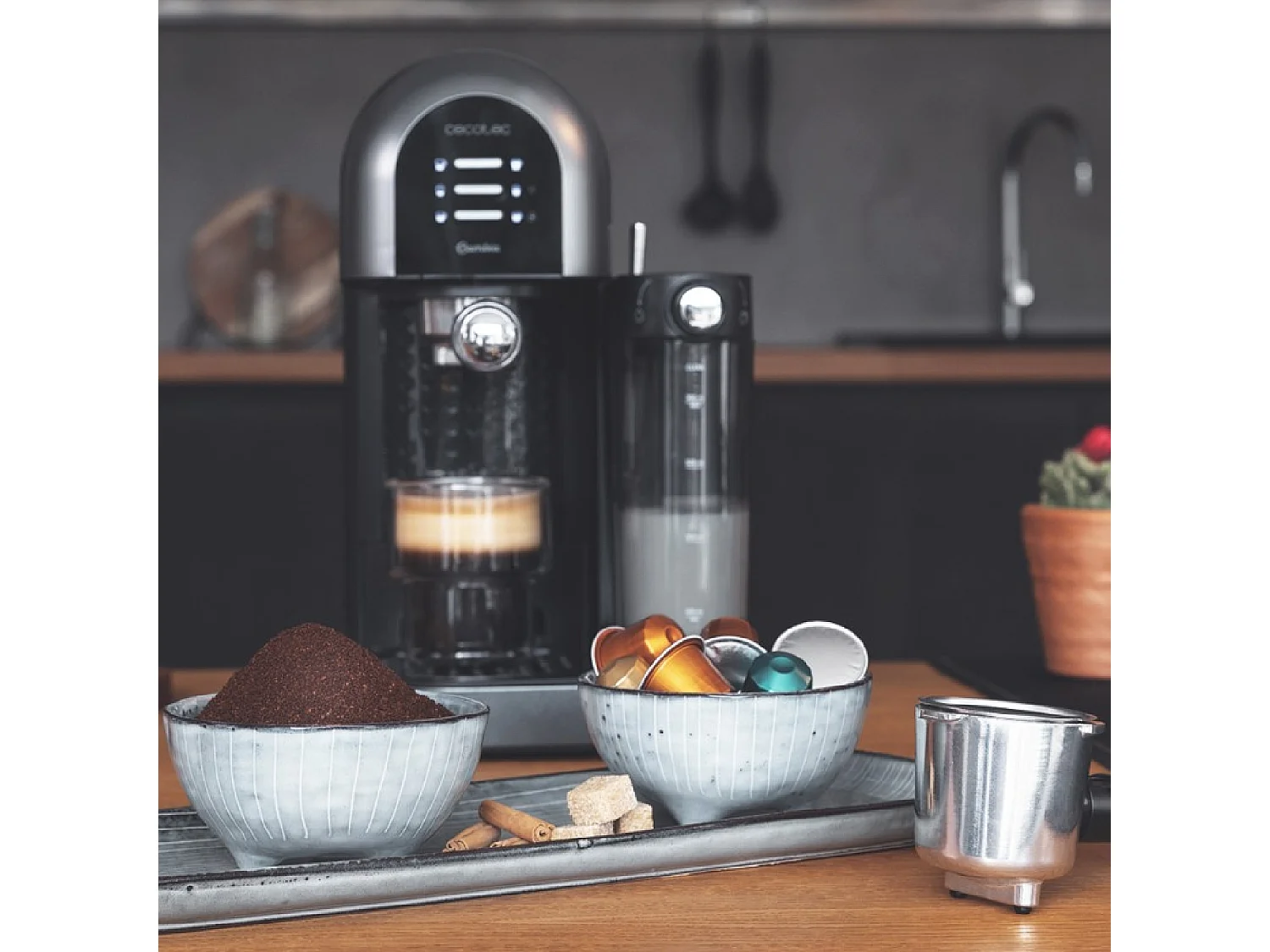 Cecotec Cafetière Semiautomatique Power Instant-ccino 20 Chic Serie Nera. 1470 W, Café moulu et capsules, 20 Bars, Réservoir à lait de 0,7L, Réservoir d'eau 1,7L