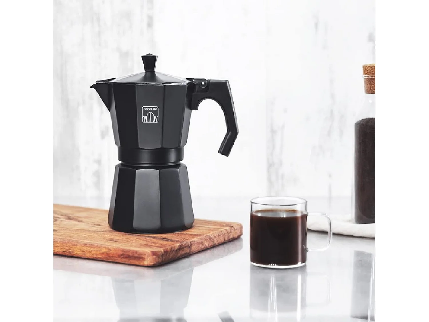 Cecotec Cafeteira italiana de alumínio com capacidade para 12 chávenas de café, cor preto, fácil de limpar e apta para todo o tipo de fogões.