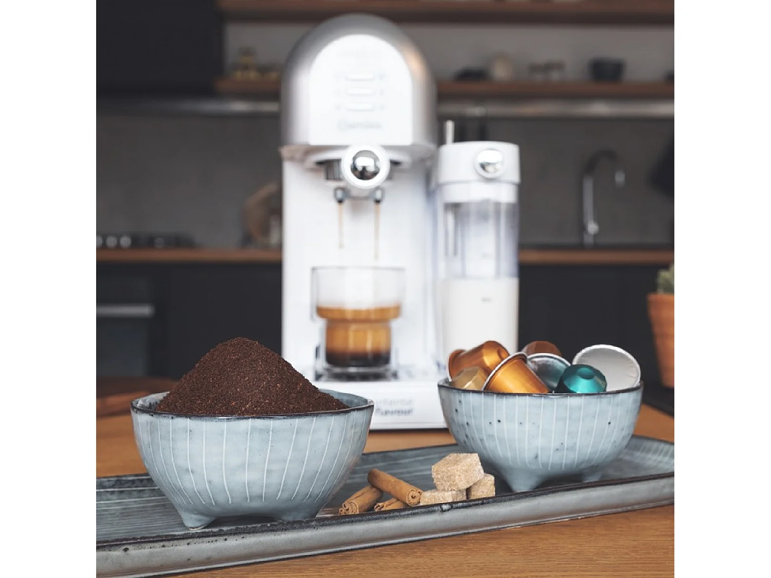 Cecotec Máquina de café semiautomática com 20 bares, thermoblock e apta para café moído e cápsulas.