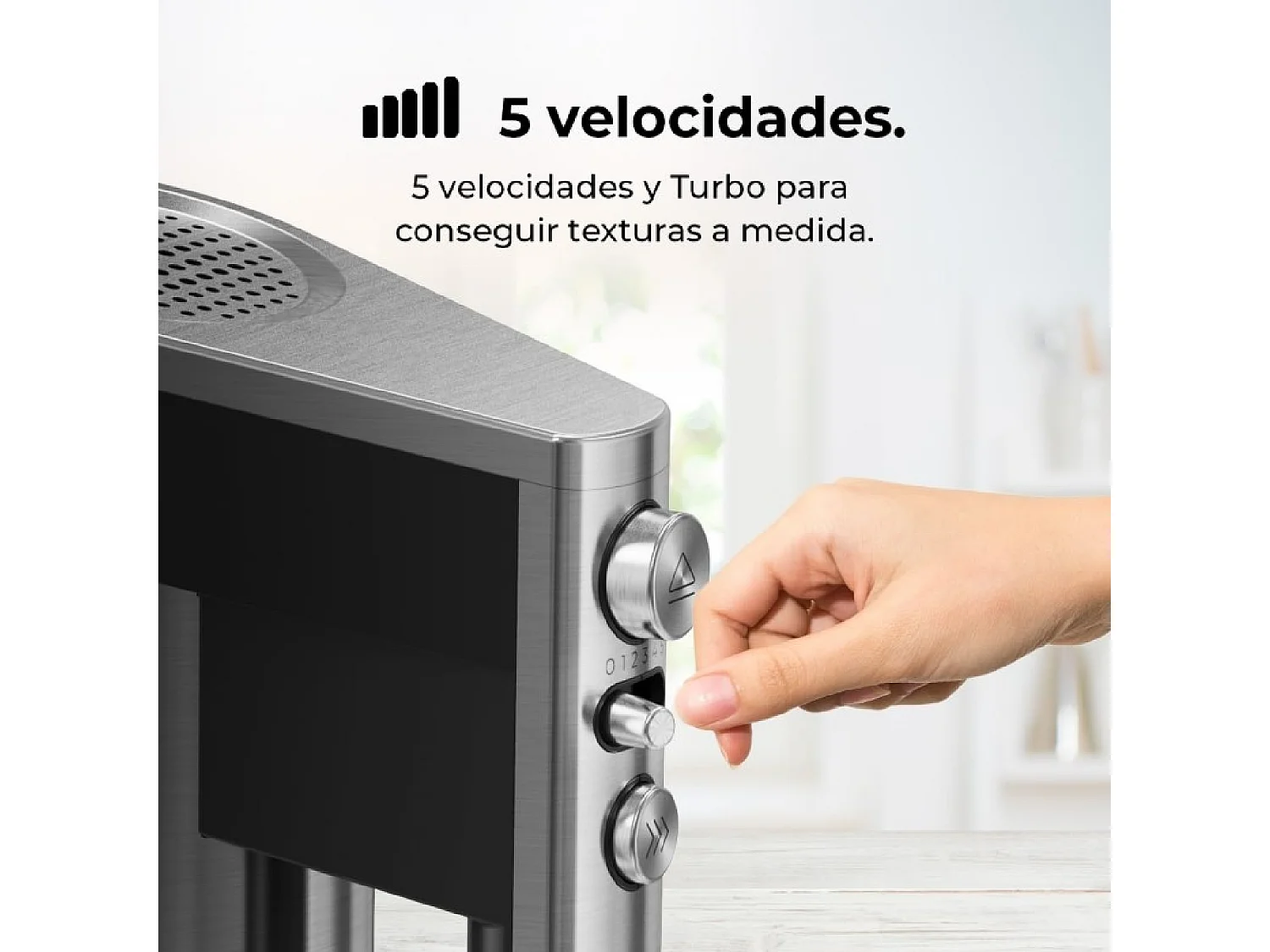 Cecotec Batedeira de varas com 500 W, 5 níveis de velocidade mais função Turbo e três acessório de aço inoxidável.