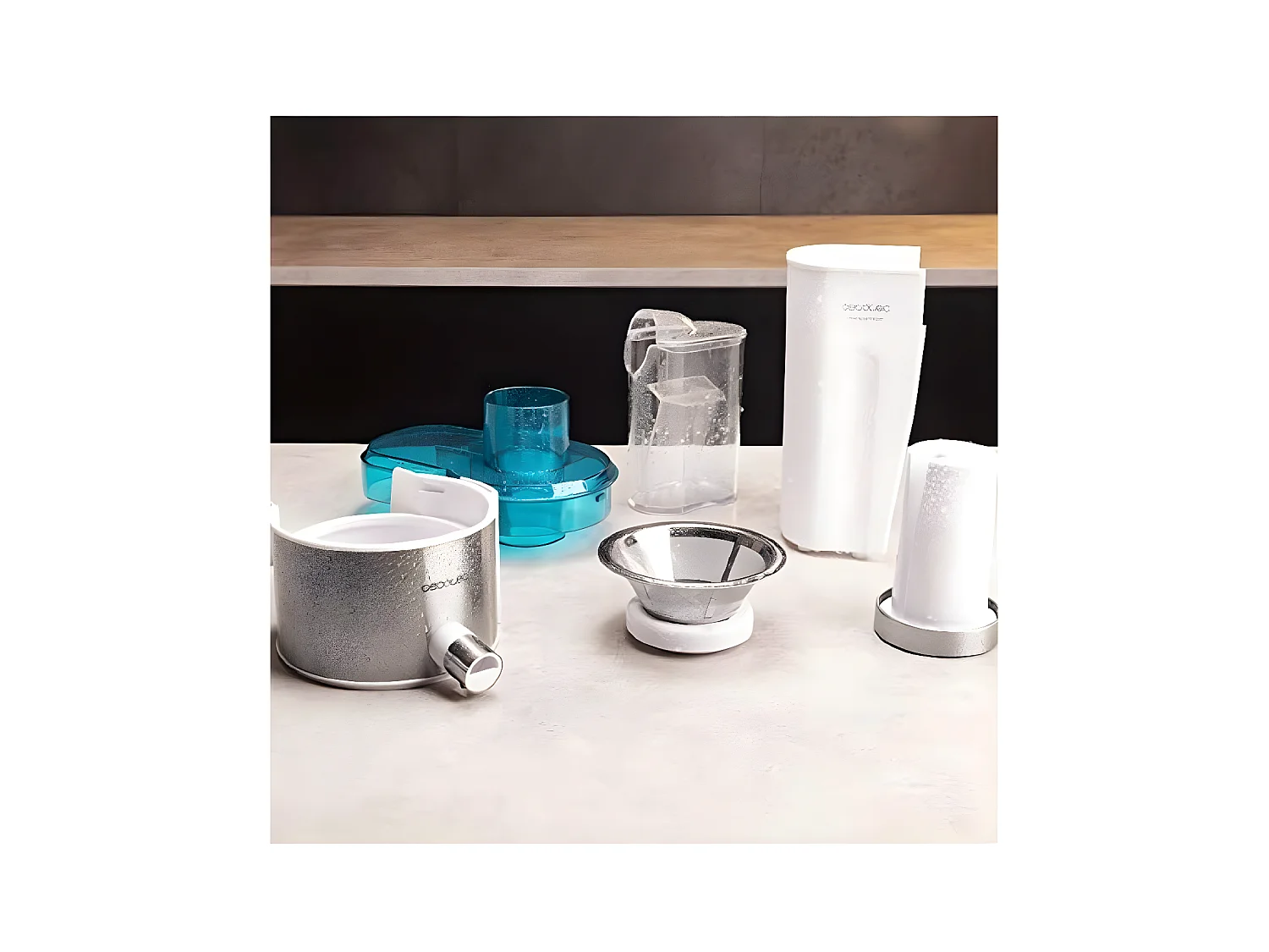 Cecotec Liquidificador orbital compacto de 400 W com disco revestido de titânio preto.