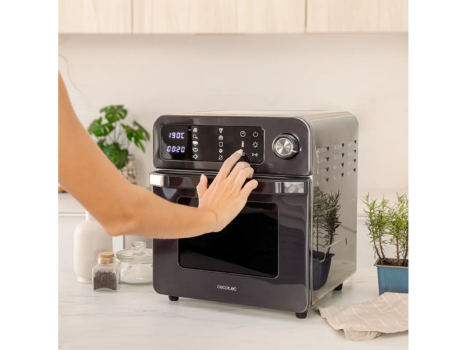 Cecotec Forno de convecção com 15 litros de capacidade e 1700 W de potência.