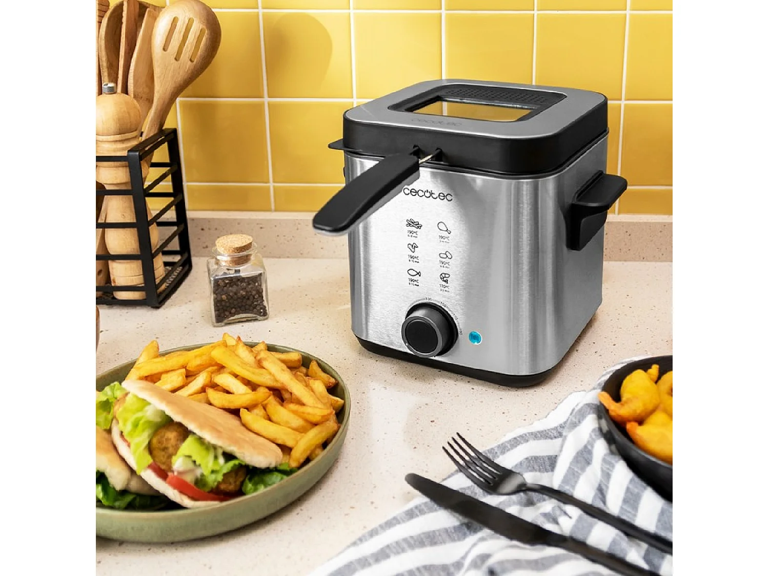 Freidora Eléctrica de aceite CleanFry Advance 1500 Inox. 900 W, Capacidad 1,5 L, Acero Inoxidable, Filtro OilClean, Cubeta Extraible, Tapa con Ventana