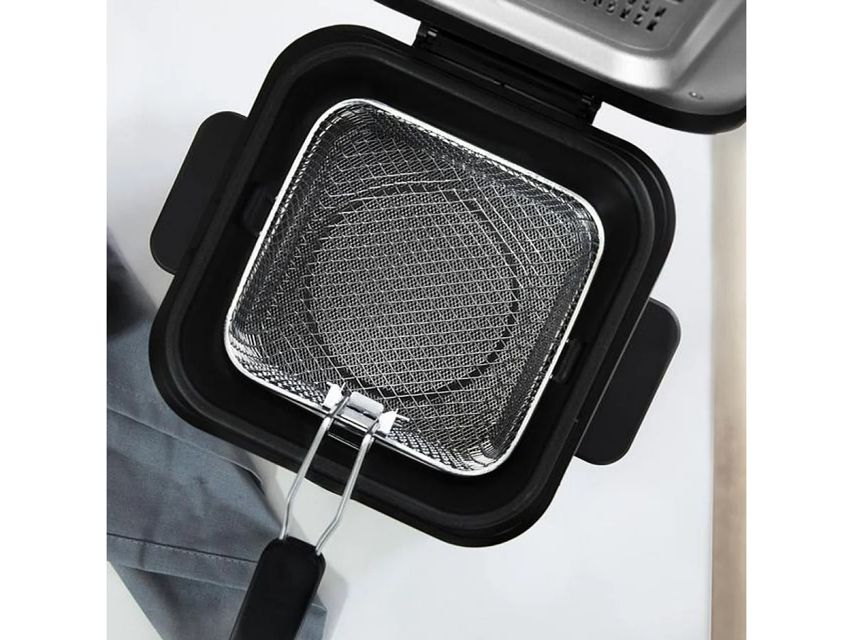 Cecotec Fritadeira de 1,5 litros de capacidade e 900 W com filtro para a limpeza do óleo.