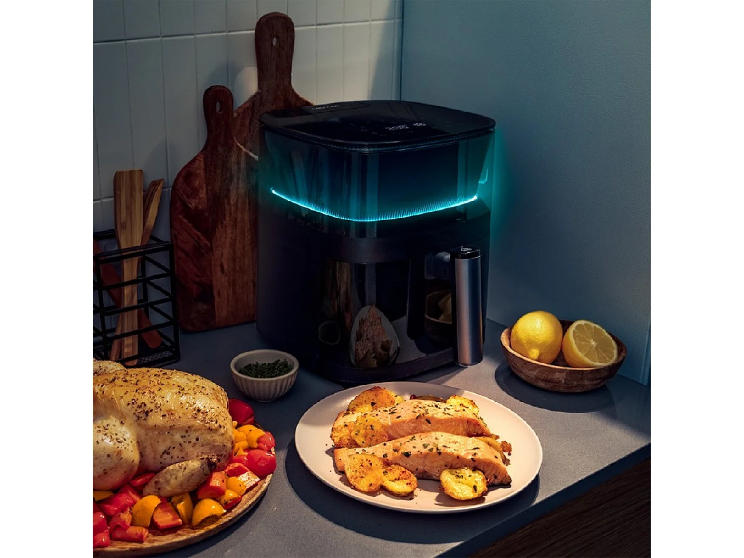 Cecotec Fritadeira com capacidade para cozinhar de 5 l, pulverizador de água, controlo tátil e design luminoso.