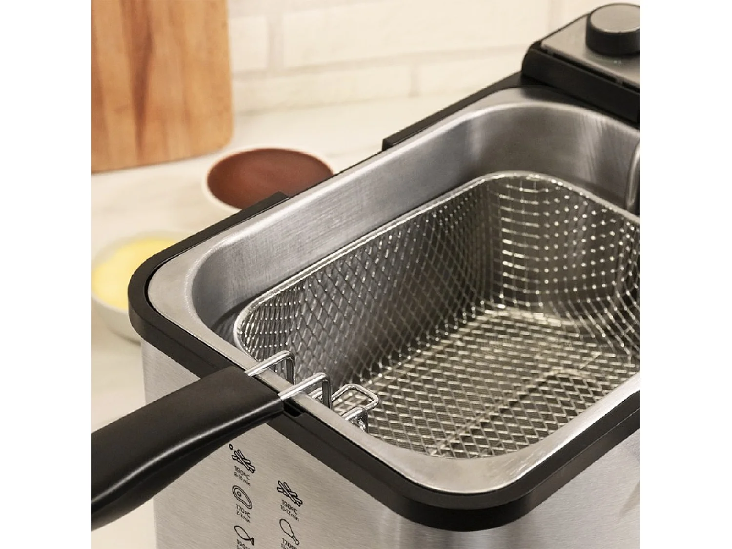 Cecotec Fritadeira de 3 litros de capacidade e 2400 W com filtro para a limpeza do óleo e tigela de aço.