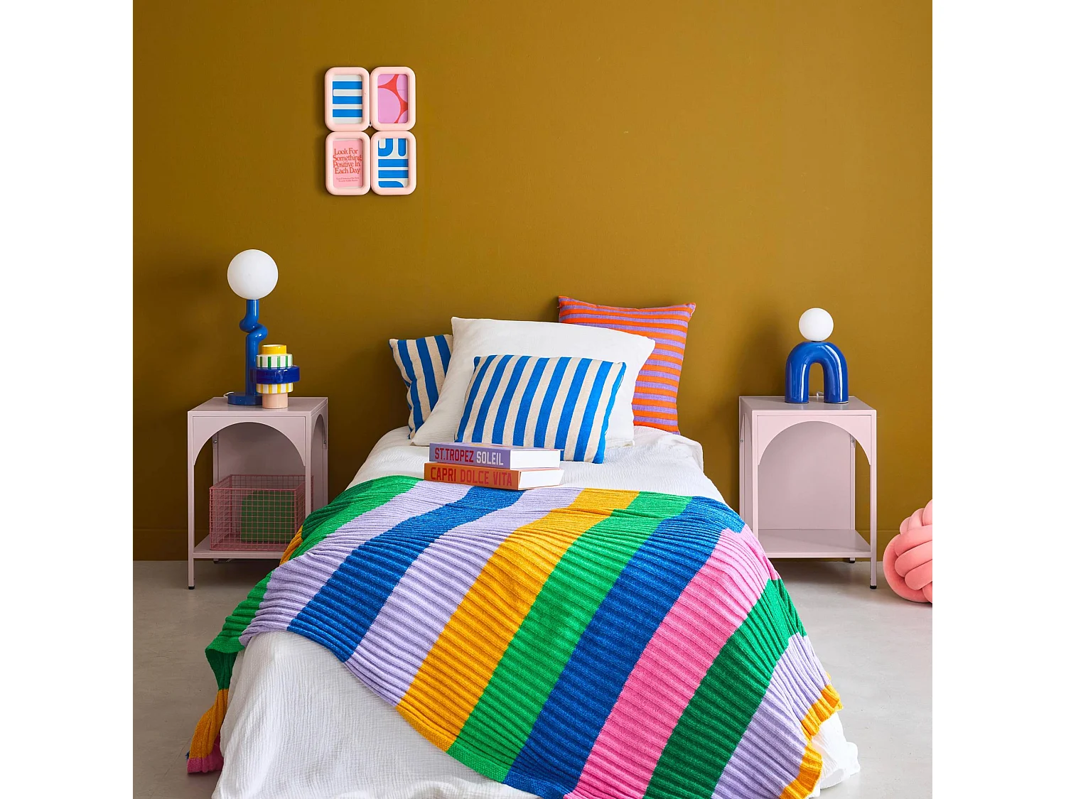 Lot de 2 tables de chevet. tables d'appoint en acier style industriel. rose. L 35 x l 35 x H 52cm