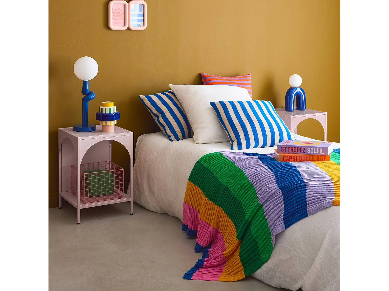 Lot de 2 tables de chevet. tables d'appoint en acier style industriel. rose. L 35 x l 35 x H 52cm