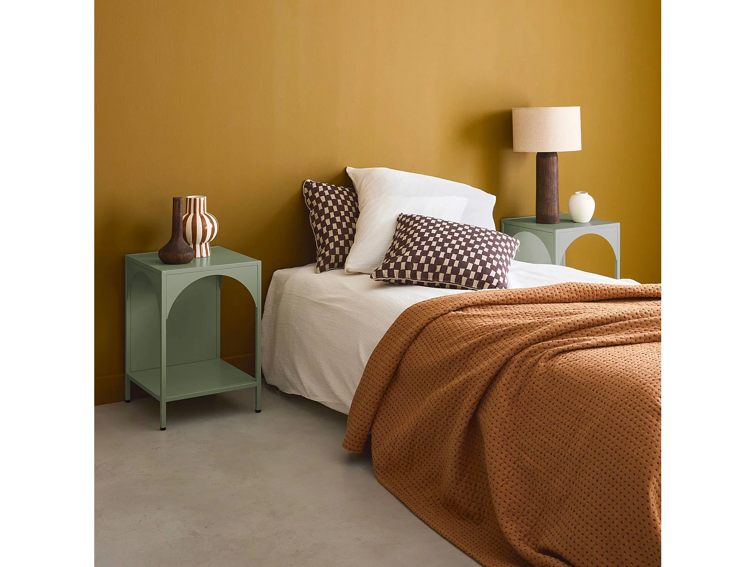 Set 2 comodini, tavolini industriali, verde chiaro