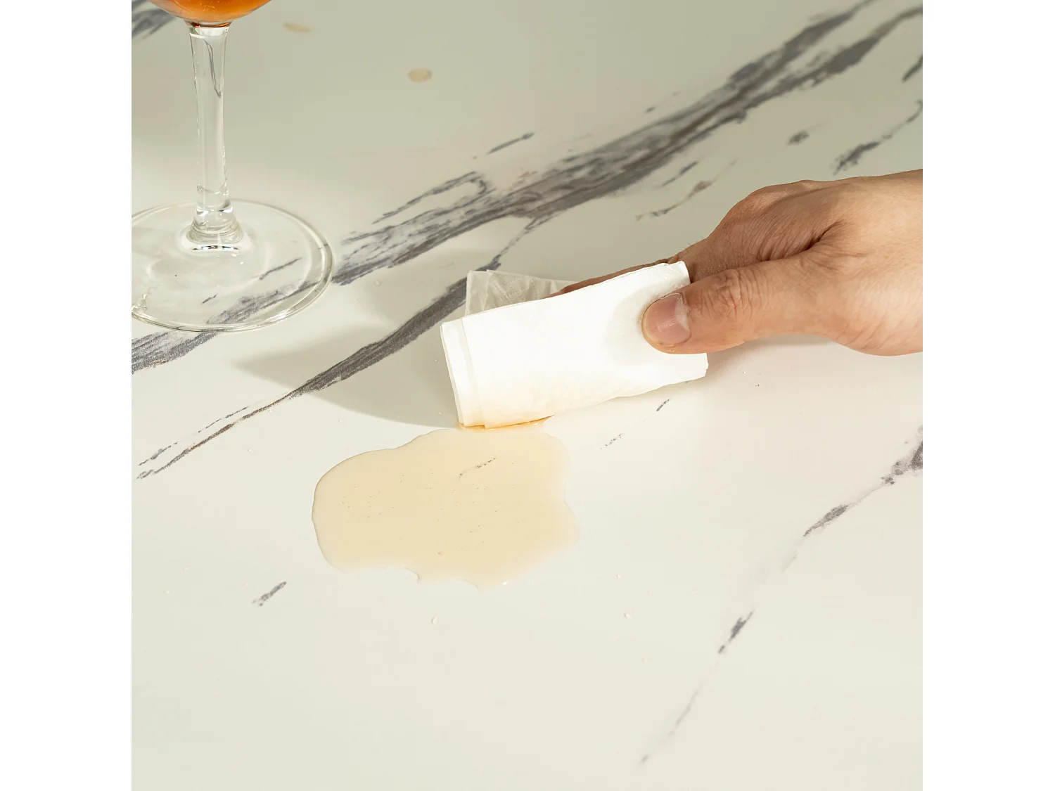 URBAN MEUBLE Ensemble table extensible 120-160 effet marbre blanc et 4 chaises style scandinaves blanches cassées