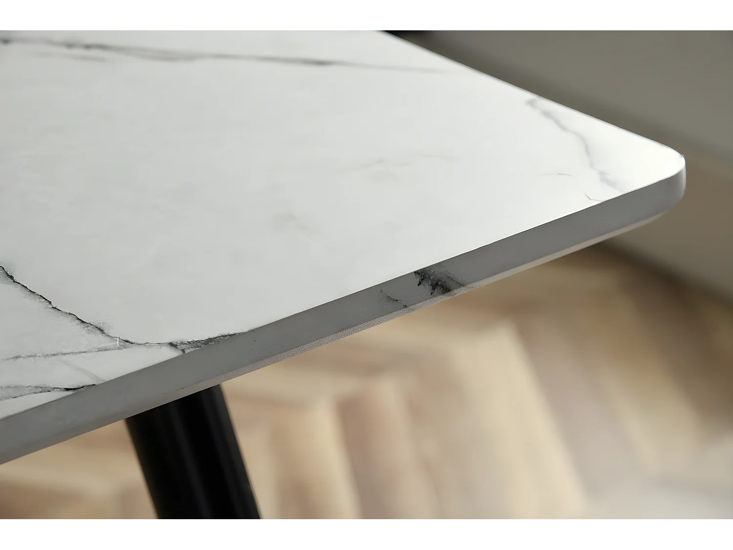 URBAN MEUBLE Ensemble table blanche effet marbre et 4 chaises scandinaves blanches cassées