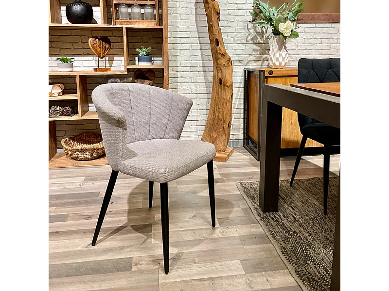 Chaise de repas en tissu gris clair et pieds métal noir – MONTREAL