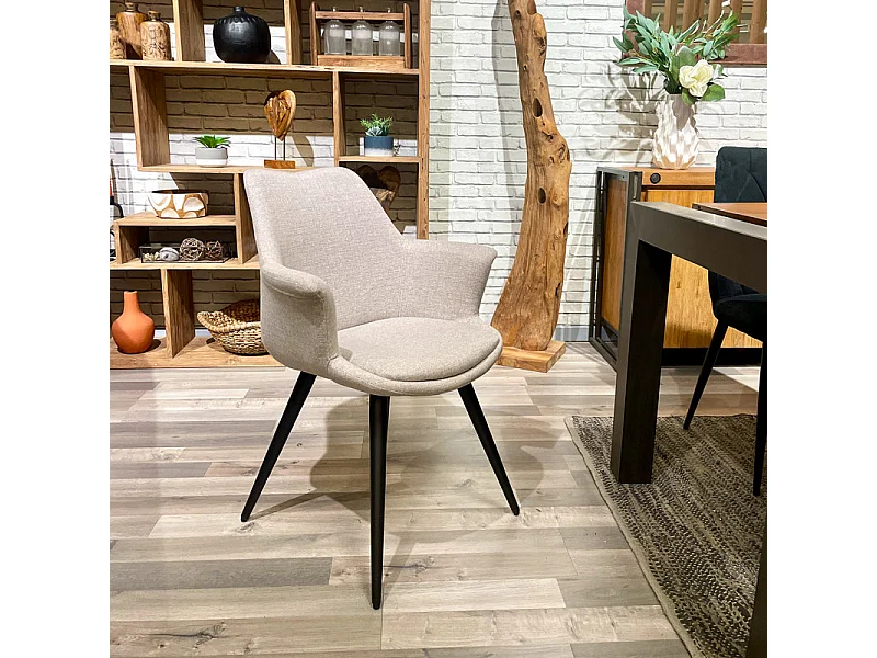 Chaise en tissu beige avec pieds métal noir et accoudoirs – CALGARY