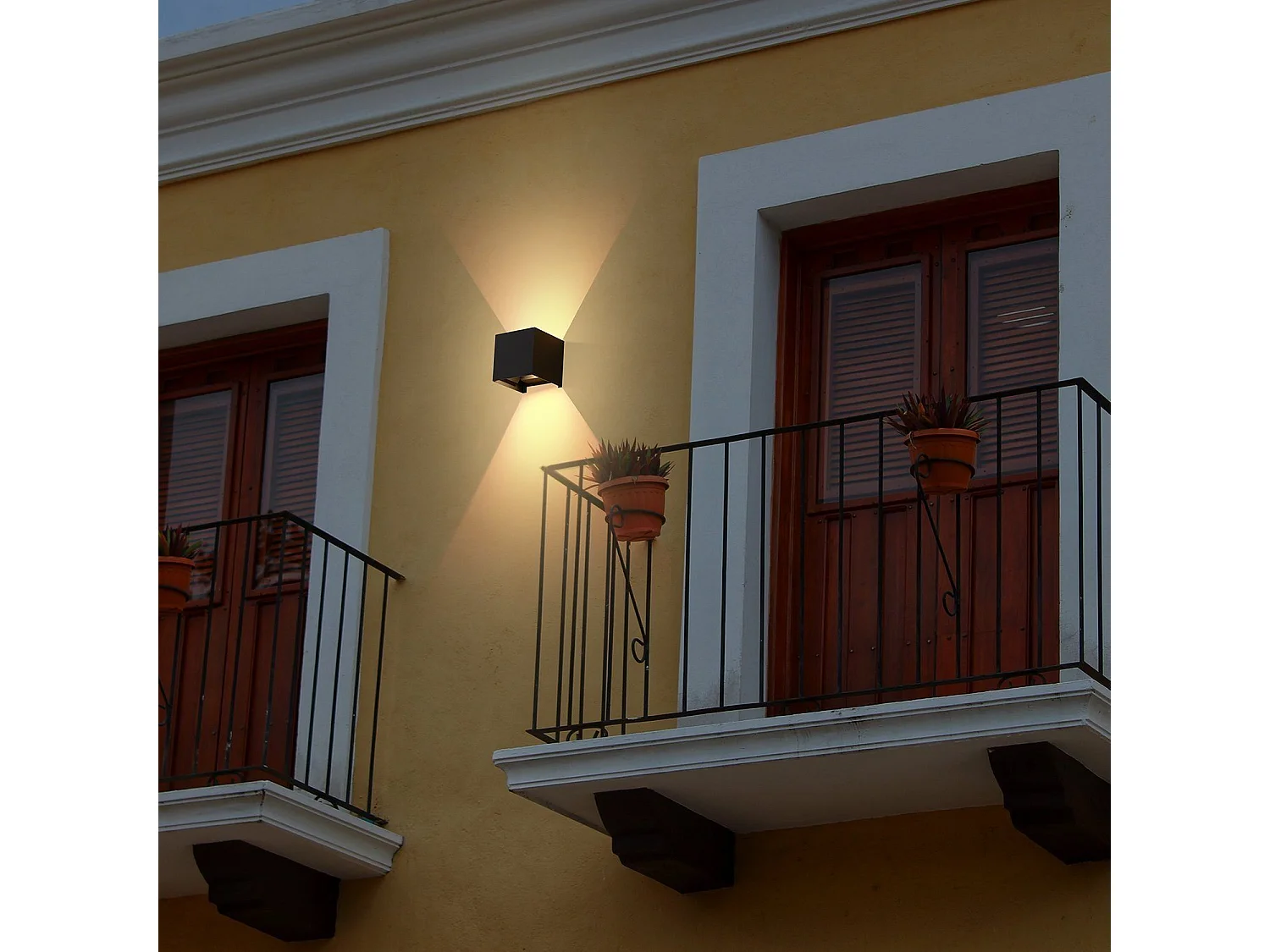 NETTLIFE Kinkiet wewnętrzny LED Czarny oświetlenie zewnętrzne naścienne 5 W Lampa zewnętrzna Up Down Reflektor ścienny IP65 Oświetlenie 3000 K Ciepły biały