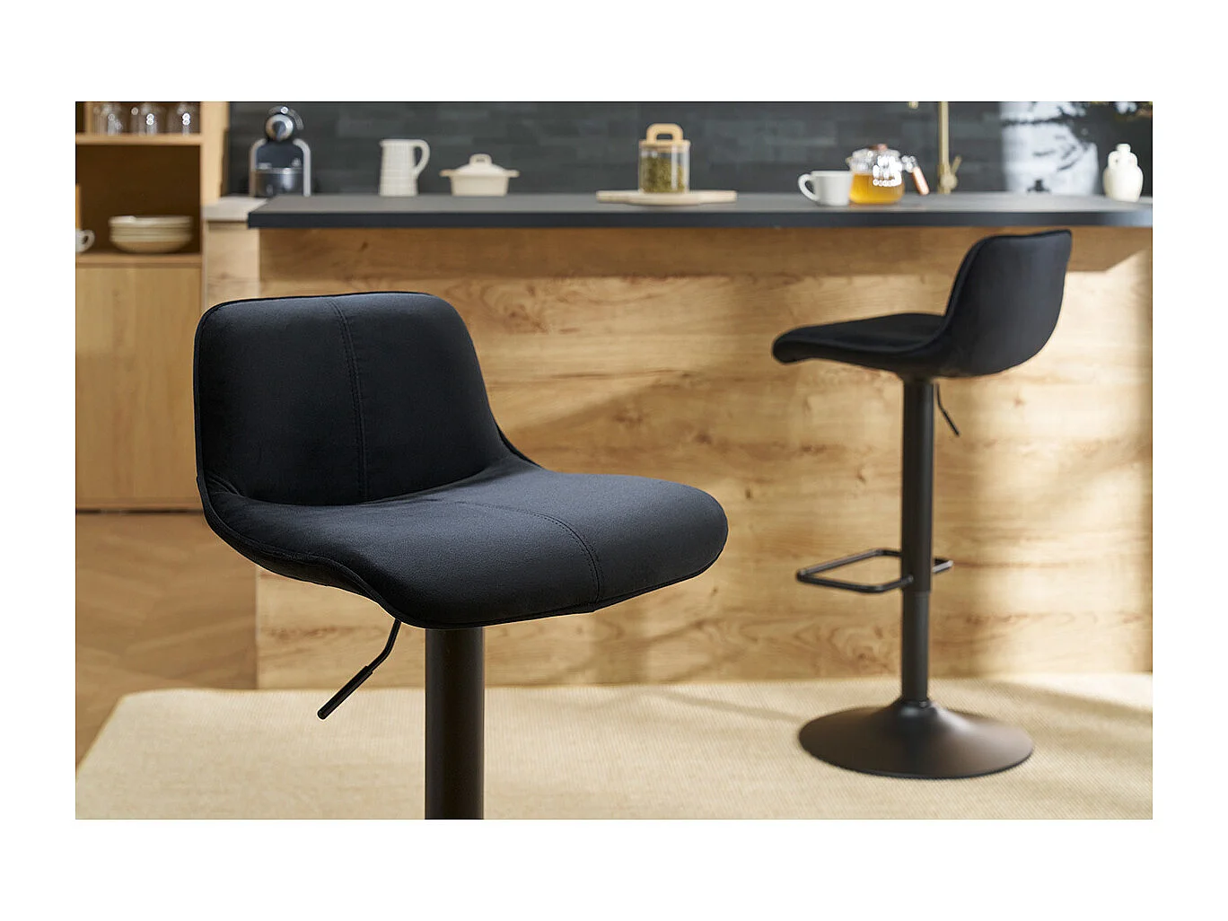 Barhocker höhenverstellbar und um 360° drehbar aus schwarzem Stoff mit Samteffekt und Metall (2er-Set) BOOST