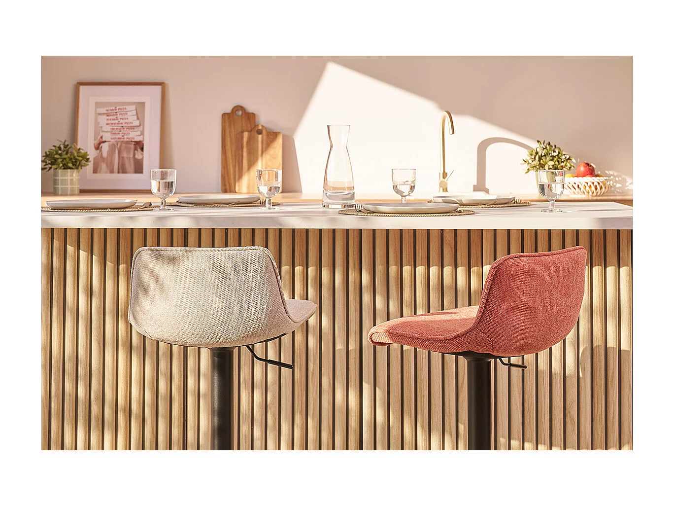 Barhocker höhenverstellbar und um 360° drehbar aus Stoff mit strukturiertem Samteffekt in Beige und Metall (2er-Set) BOOST