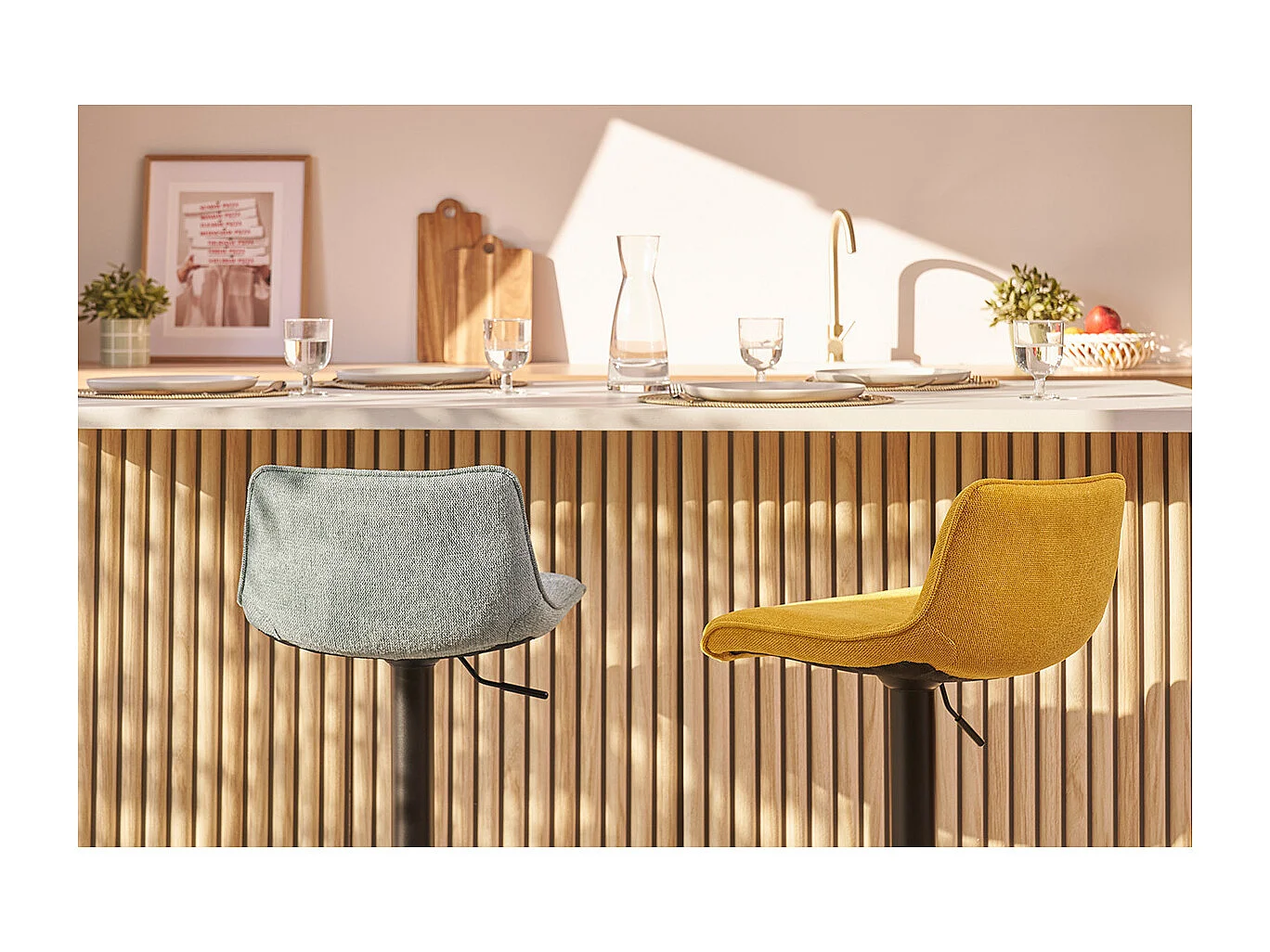 Sgabelli da bar regolabili girevoli a 360° in tessuto effetto velluto testurizzato giallo senape e metallo (set di 2) BOOST