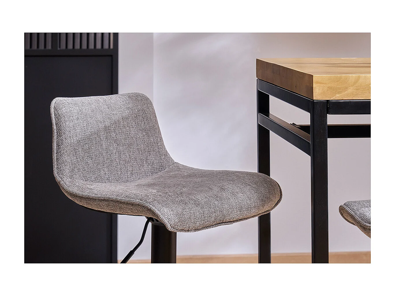 Barhocker höhenverstellbar und um 360° drehbar aus Stoff mit strukturiertem Samteffekt in Grau und Metall (2er-Set) BOOST