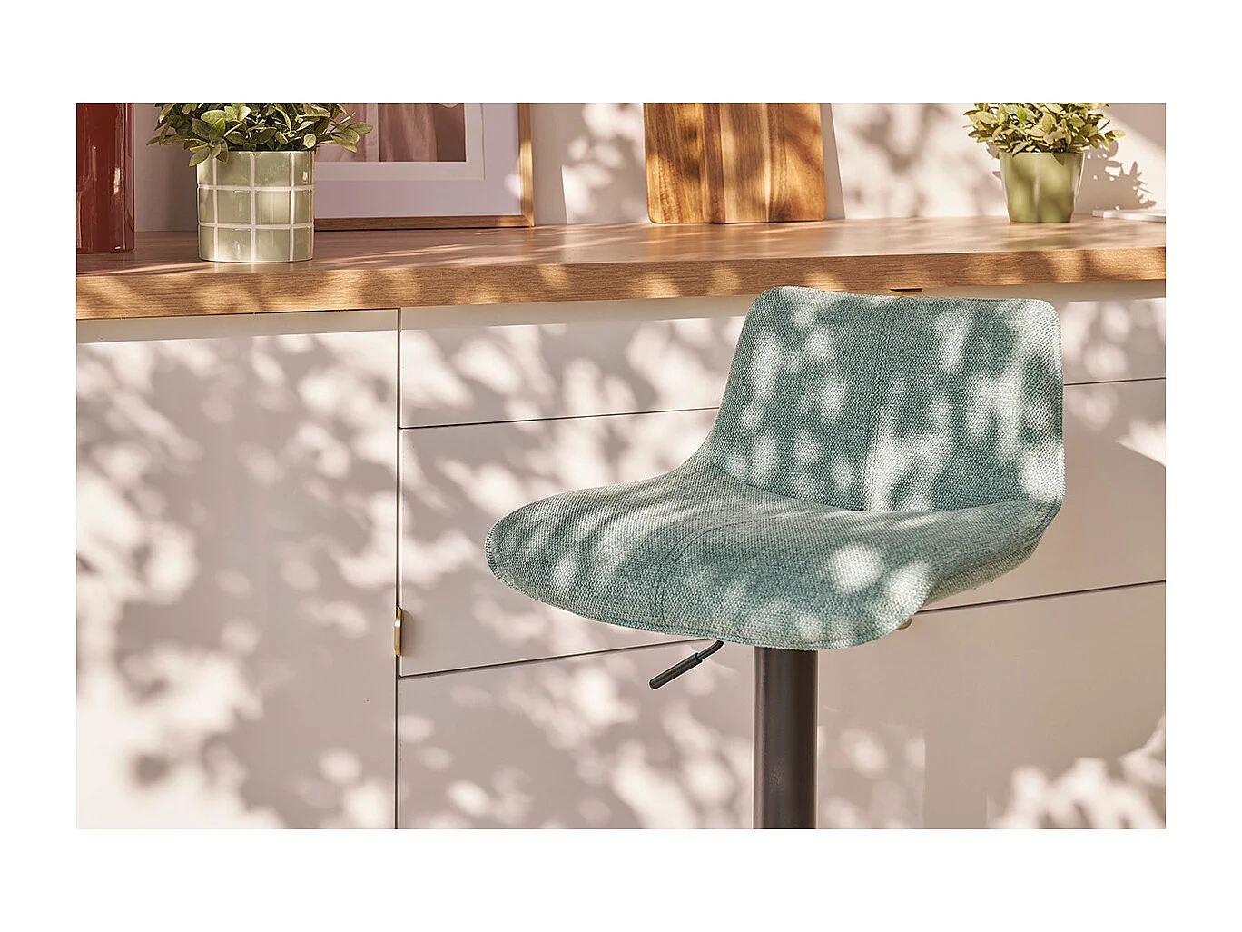Sgabelli da bar regolabili in tessuto effetto velluto testurizzato verde acquamarina e metallo (set di 2) BOOST