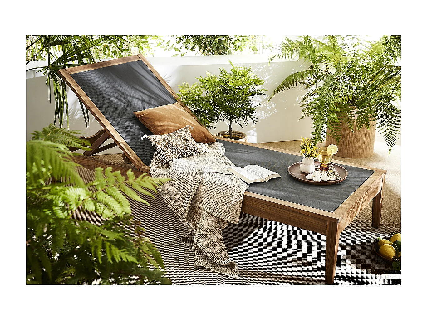 Bain de soleil gris foncé et bois massif NAVEEN