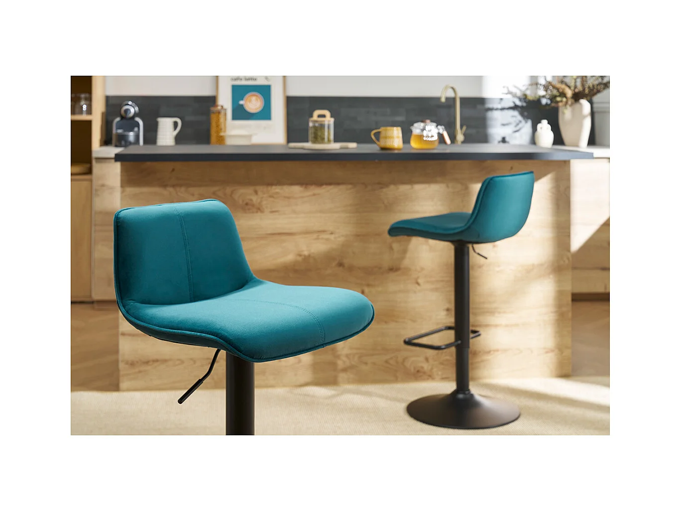 Barhocker höhenverstellbar und um 360° drehbar aus petrolblauem Stoff mit Samteffekt und schwarzem Metall (2er-Set) BOOST