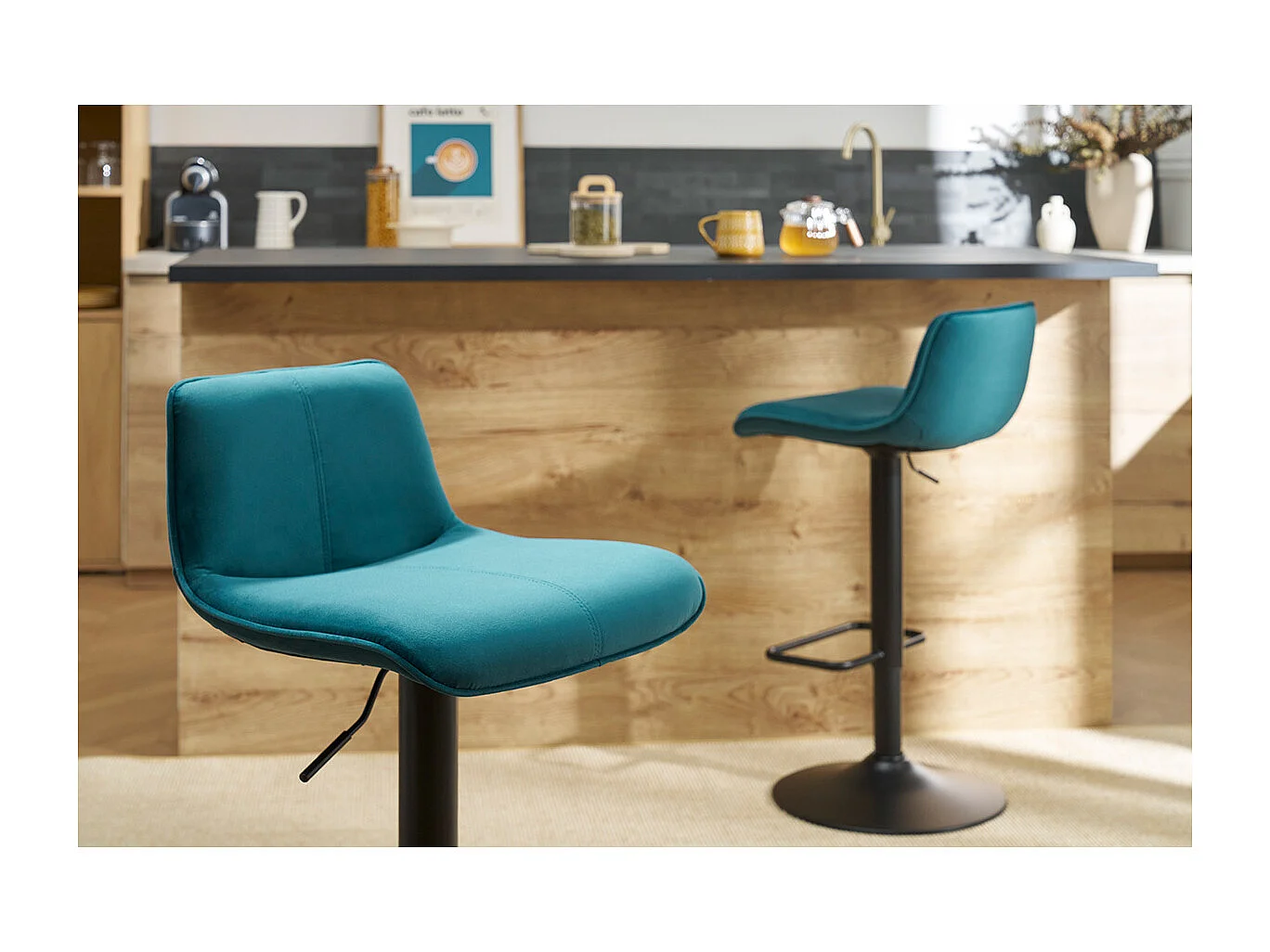 Barhocker höhenverstellbar und um 360° drehbar aus petrolblauem Stoff mit Samteffekt und schwarzem Metall (2er-Set) BOOST