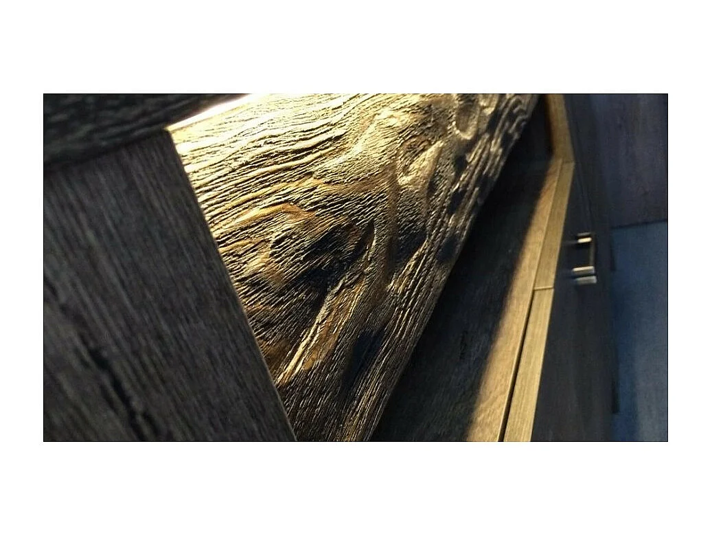 Grande cassettiera in frassino scuro con maniglie in metallo Forever