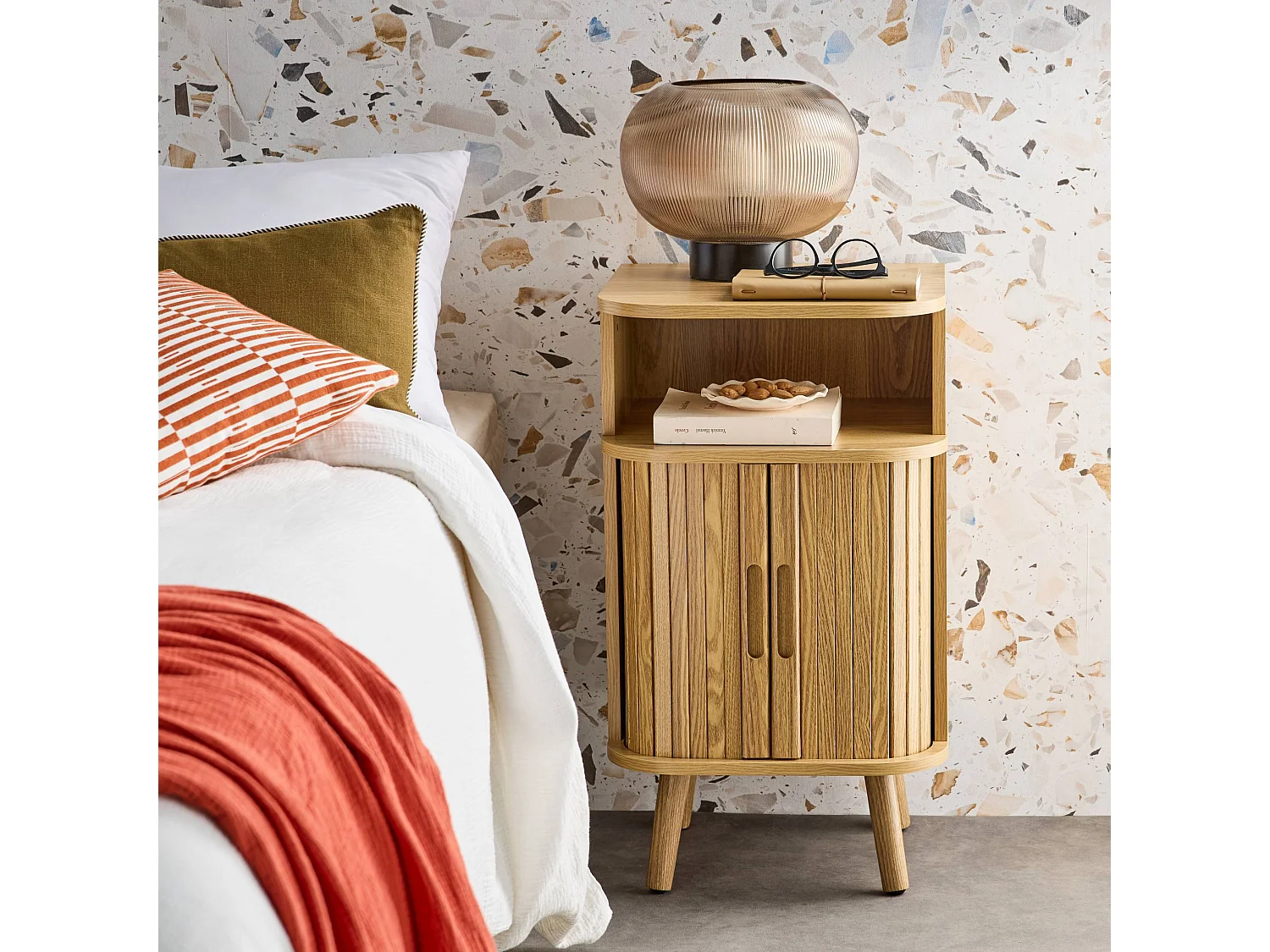 Table de chevet 2 portes coulissantes + 1 niche effet bois rainuré. L 40 x P 40 x H 70cm