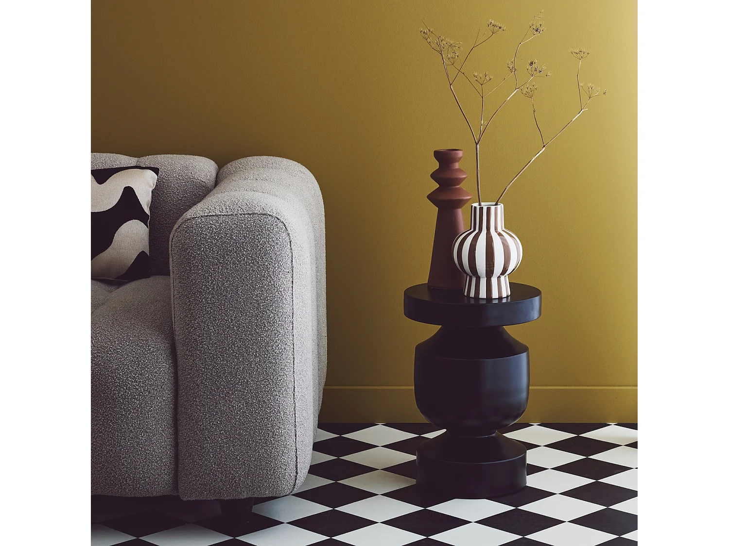 Table d'appoint. bout de canapé. table de chevet en métal coloris noir. Alma. Ø30.5 x H 43.5cm