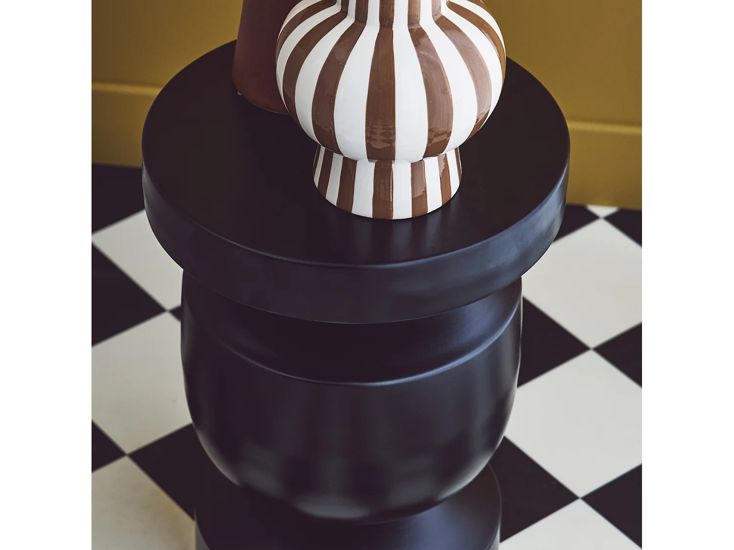 Table d'appoint. bout de canapé. table de chevet en métal coloris noir. Alma. Ø30.5 x H 43.5cm