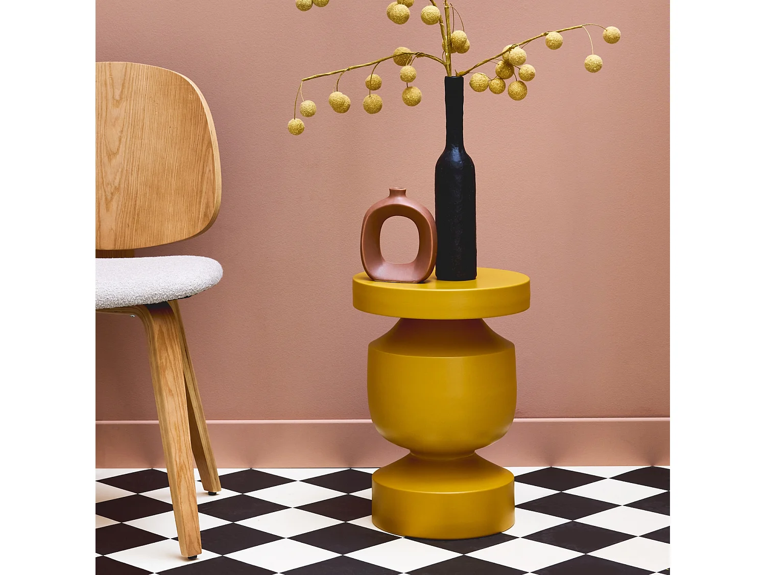 Tavolino, fine divano, comodino in metallo, mostarda