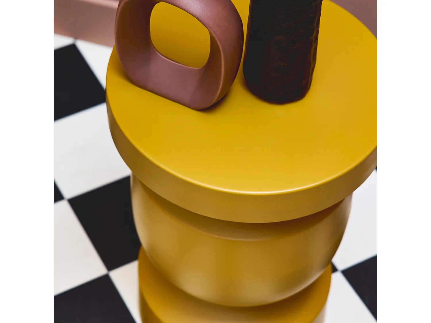 Tavolino, fine divano, comodino in metallo, mostarda