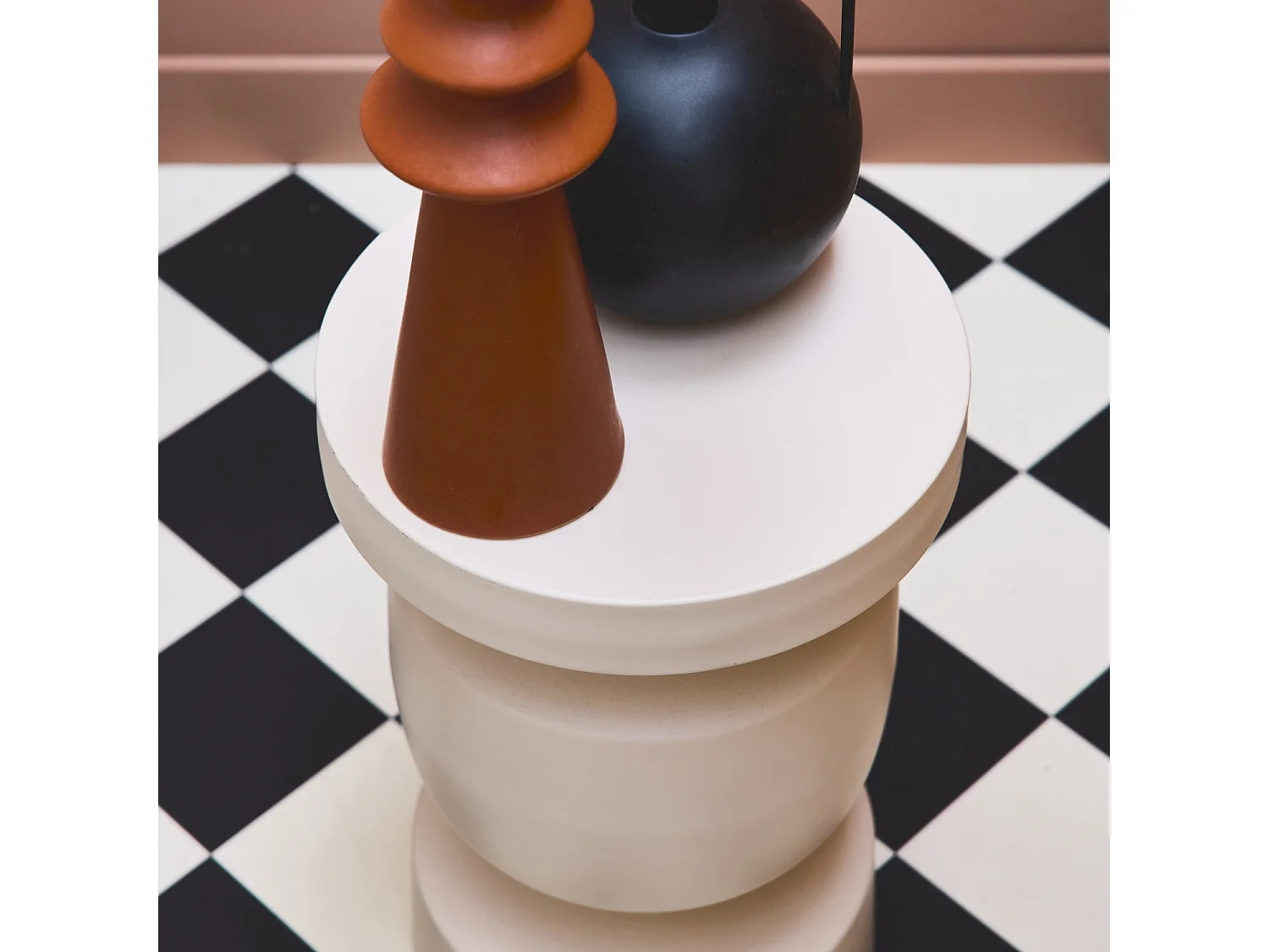 Tavolino, fine divano, comodino in metallo, crema