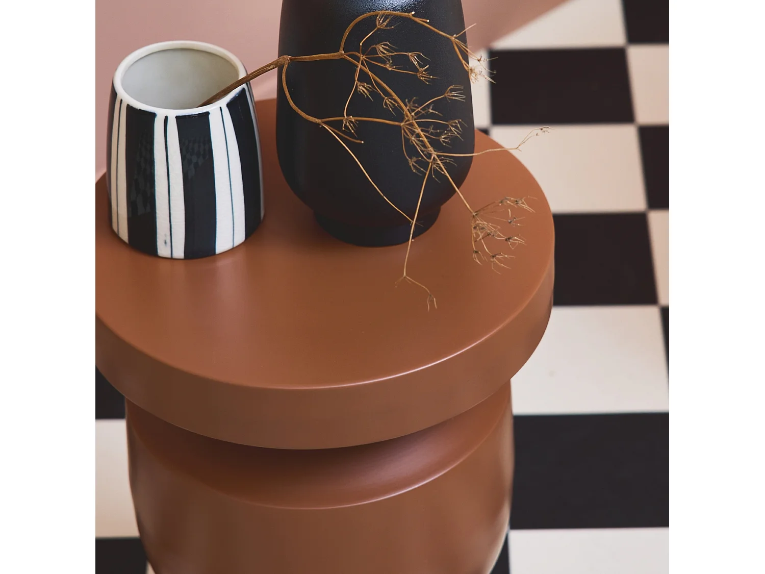 Tavolino, fine divano, comodino in metallo, terracotta