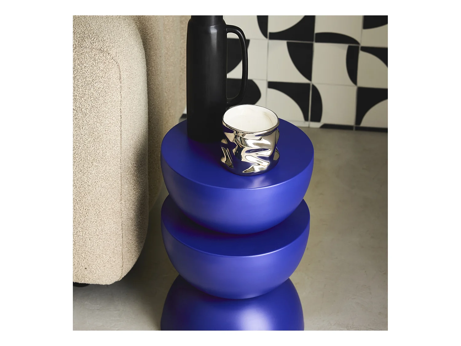 Mesa auxiliar o mesita de metal azul