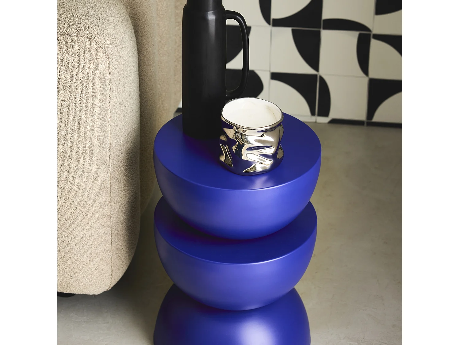 Mesa auxiliar o mesita de metal azul