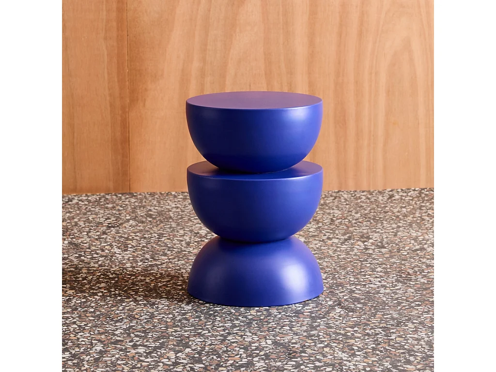 Mesa auxiliar o mesita de metal azul