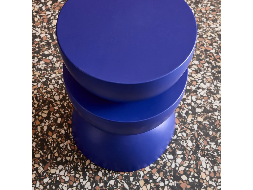 Mesa auxiliar o mesita de metal azul