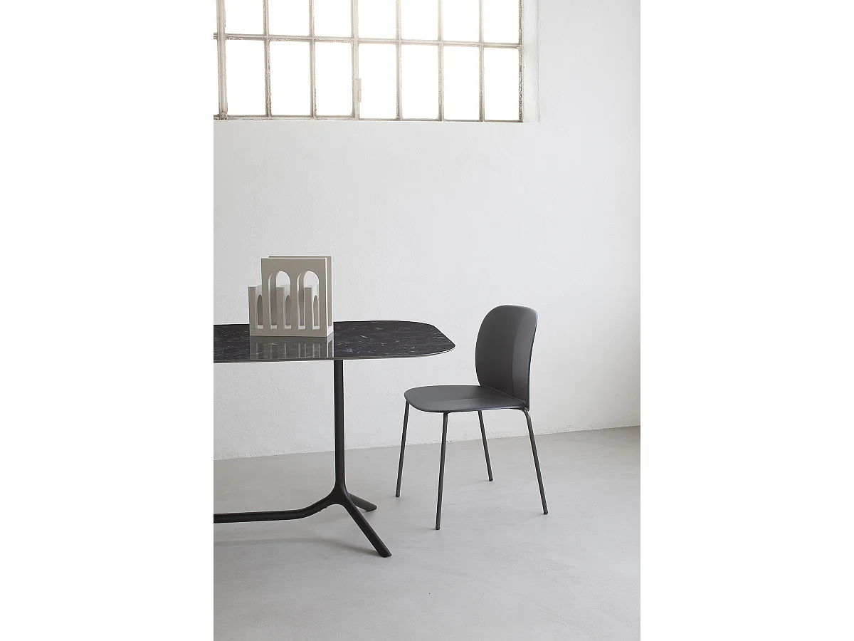 Chaise empilable Mentha recyclée par SCAB