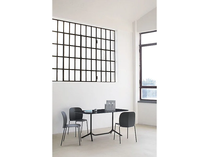 Chaise empilable Mentha recyclée par SCAB