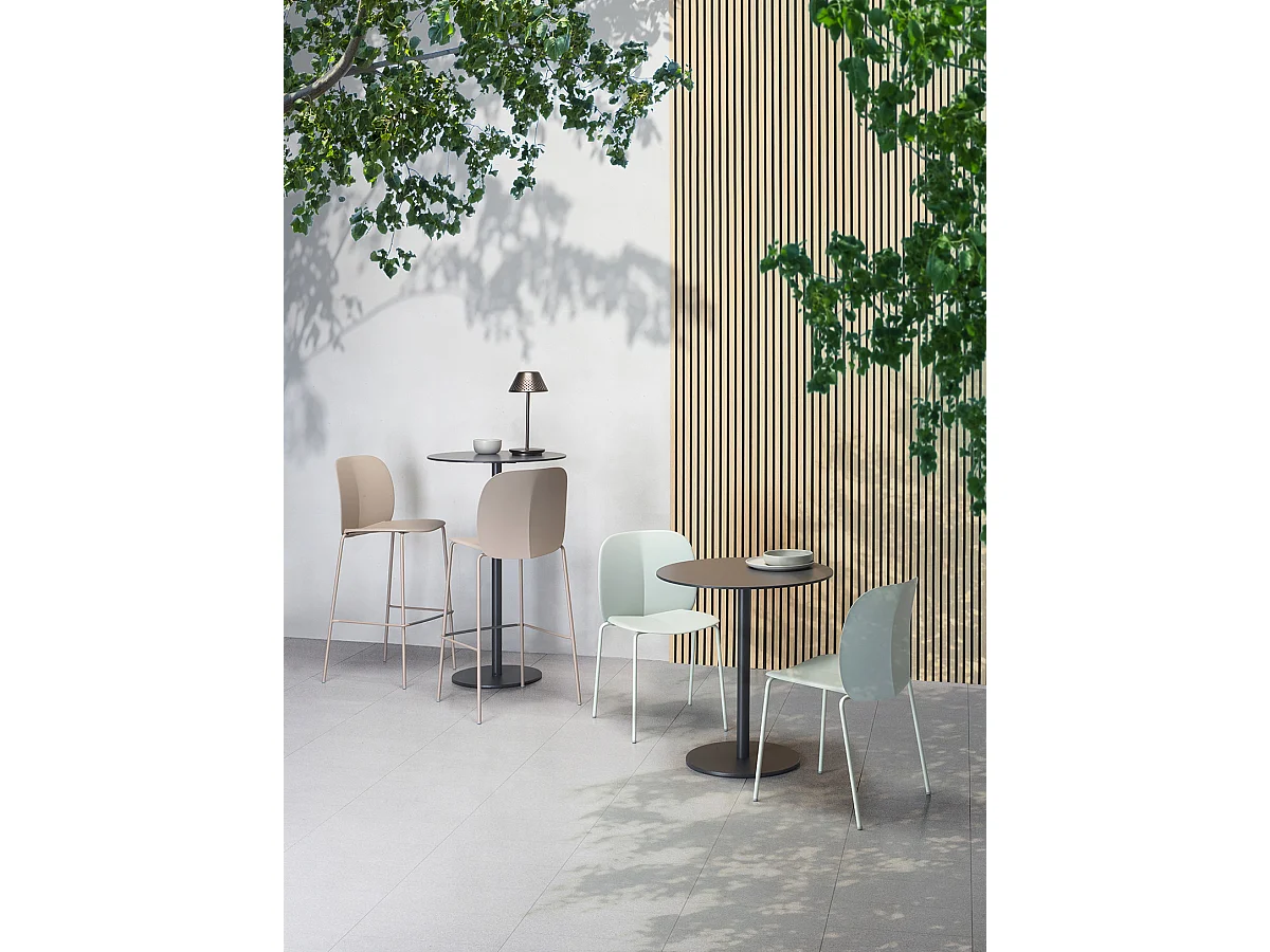 Chaise empilable Mentha recyclée par SCAB