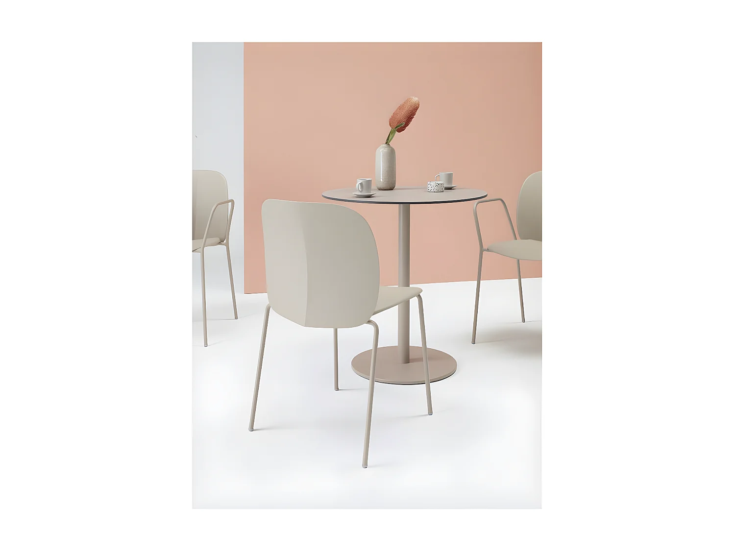 Chaise empilable Mentha recyclée par SCAB