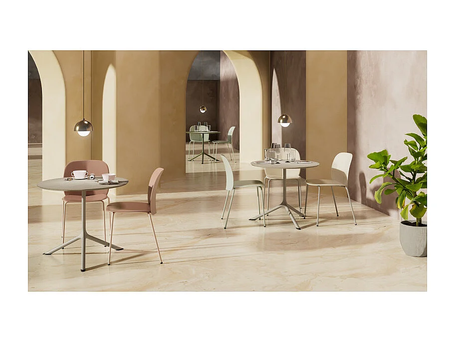 Chaise empilable Mentha recyclée par SCAB