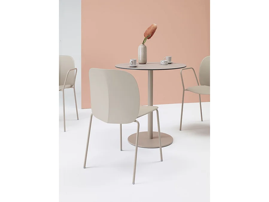 Chaise empilable Mentha recyclée par SCAB