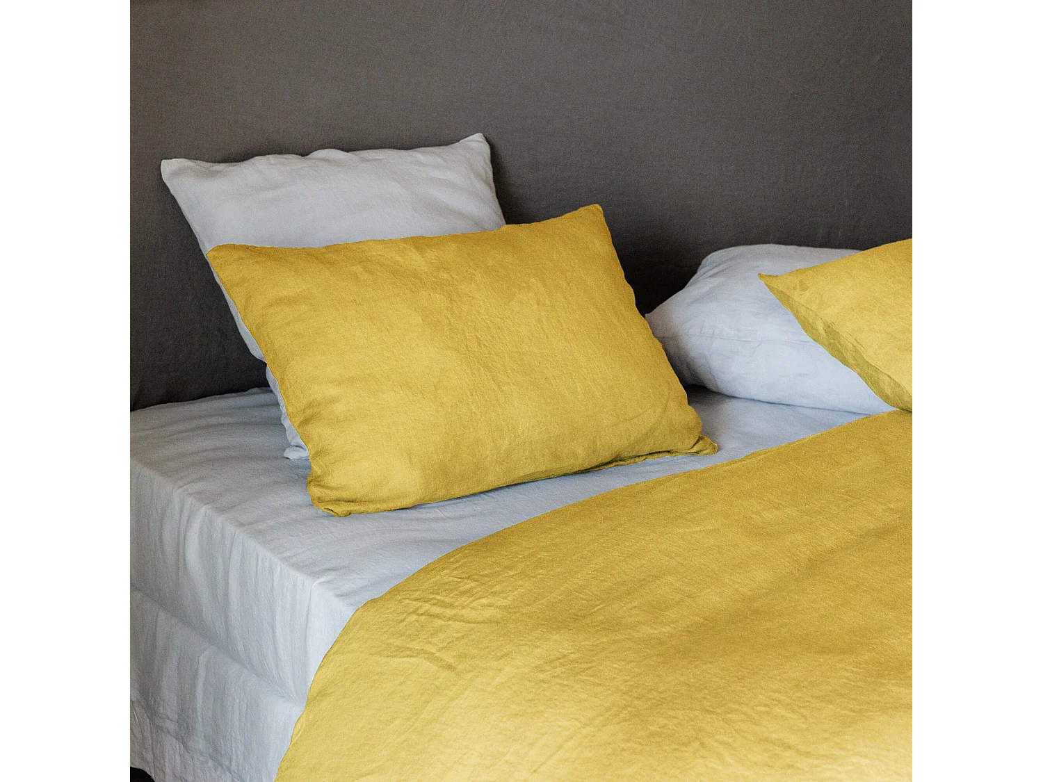 Taie de traversin uni 195X43 cm 100% lin lavé SONATE jaune Curry