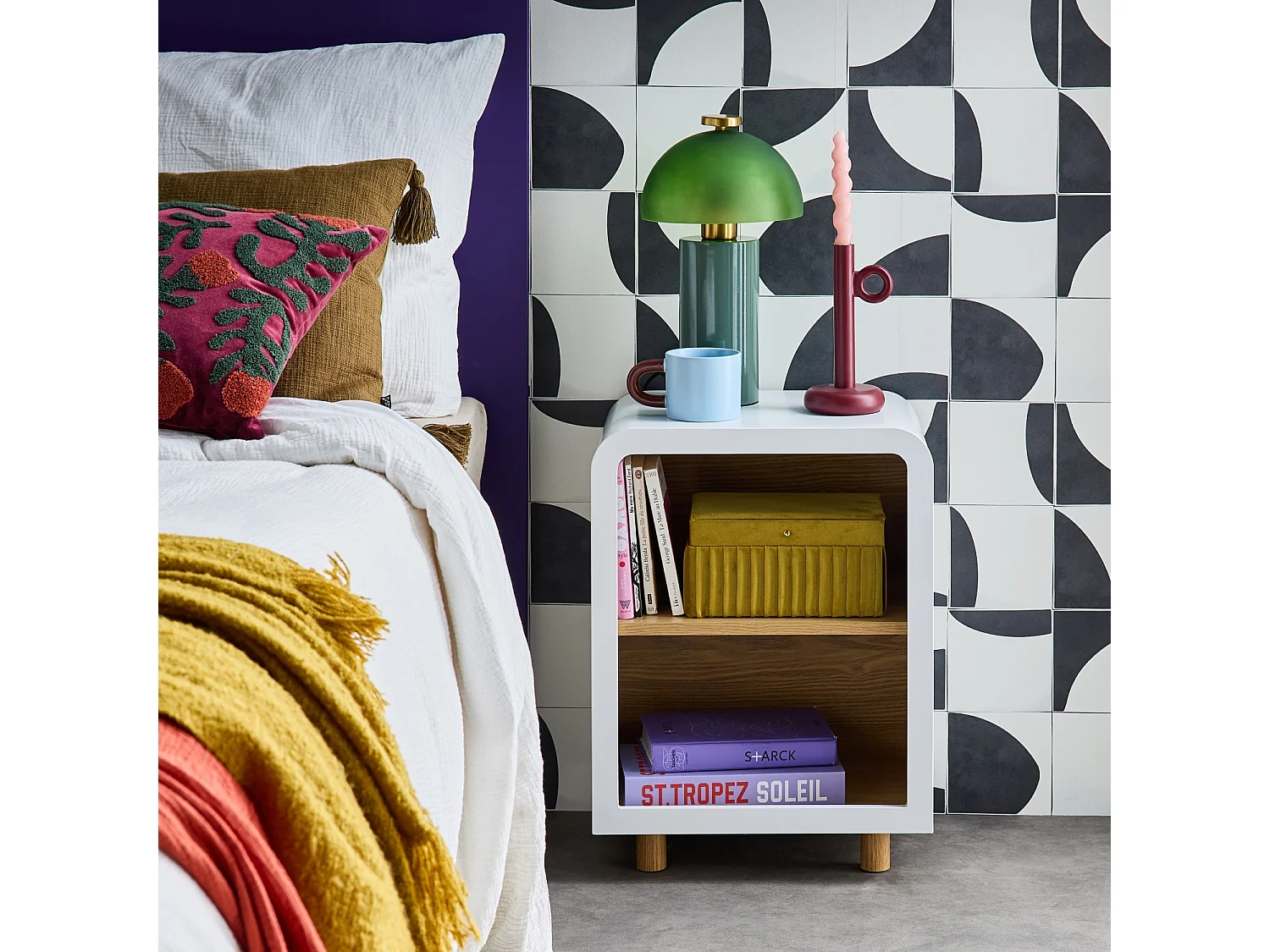 Table de chevet effet bois blanc et naturel. 2 niches