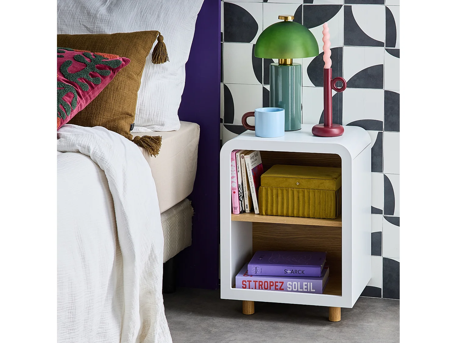 Table de chevet effet bois blanc et naturel. 2 niches